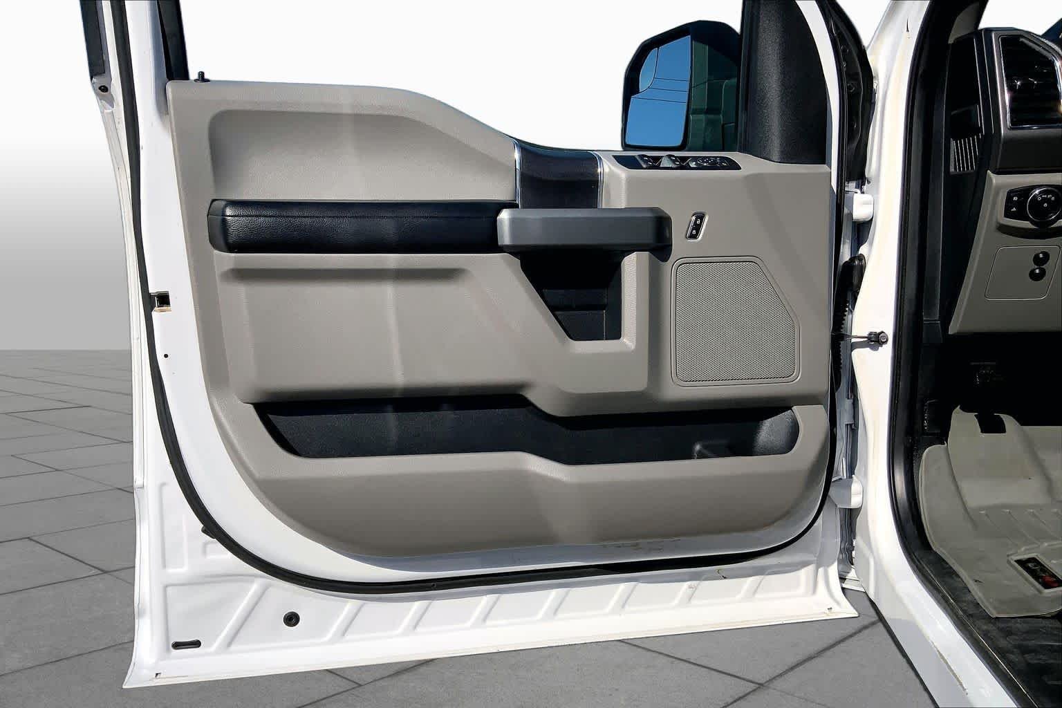 Used 2015 Oxford White Ford XLT image 21