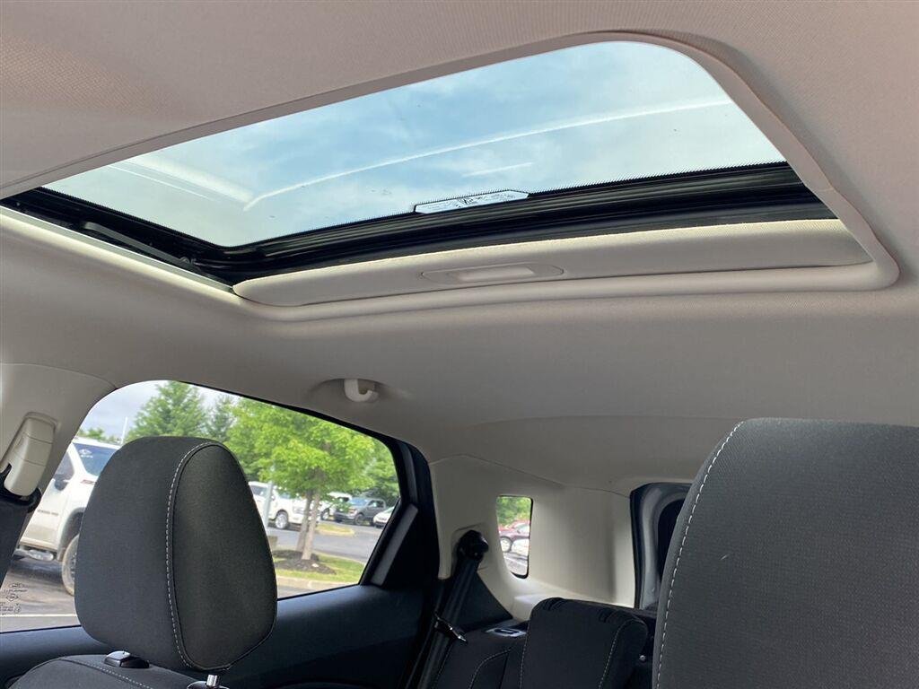 Used 2022 Moondust Silver Ford SE image 3