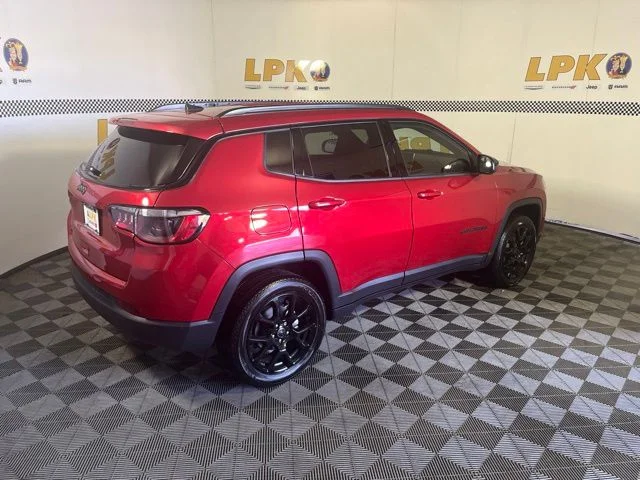 New 2026 Red Hot Pearl-Coat Exterior Paint Jeep Latitude image 3