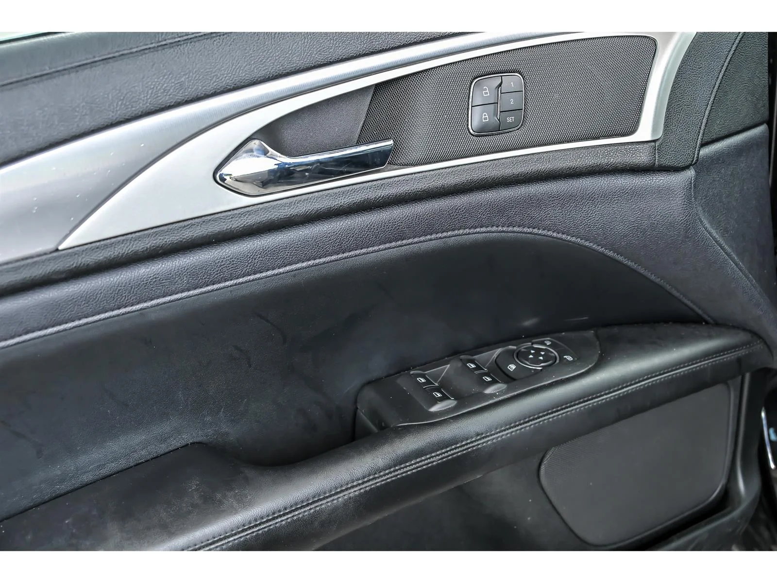 Used 2019 Black Lincoln  image 9