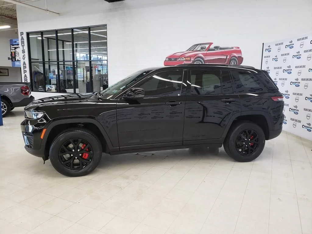 Used 2024 Diamond Black Jeep Altitude X image 4
