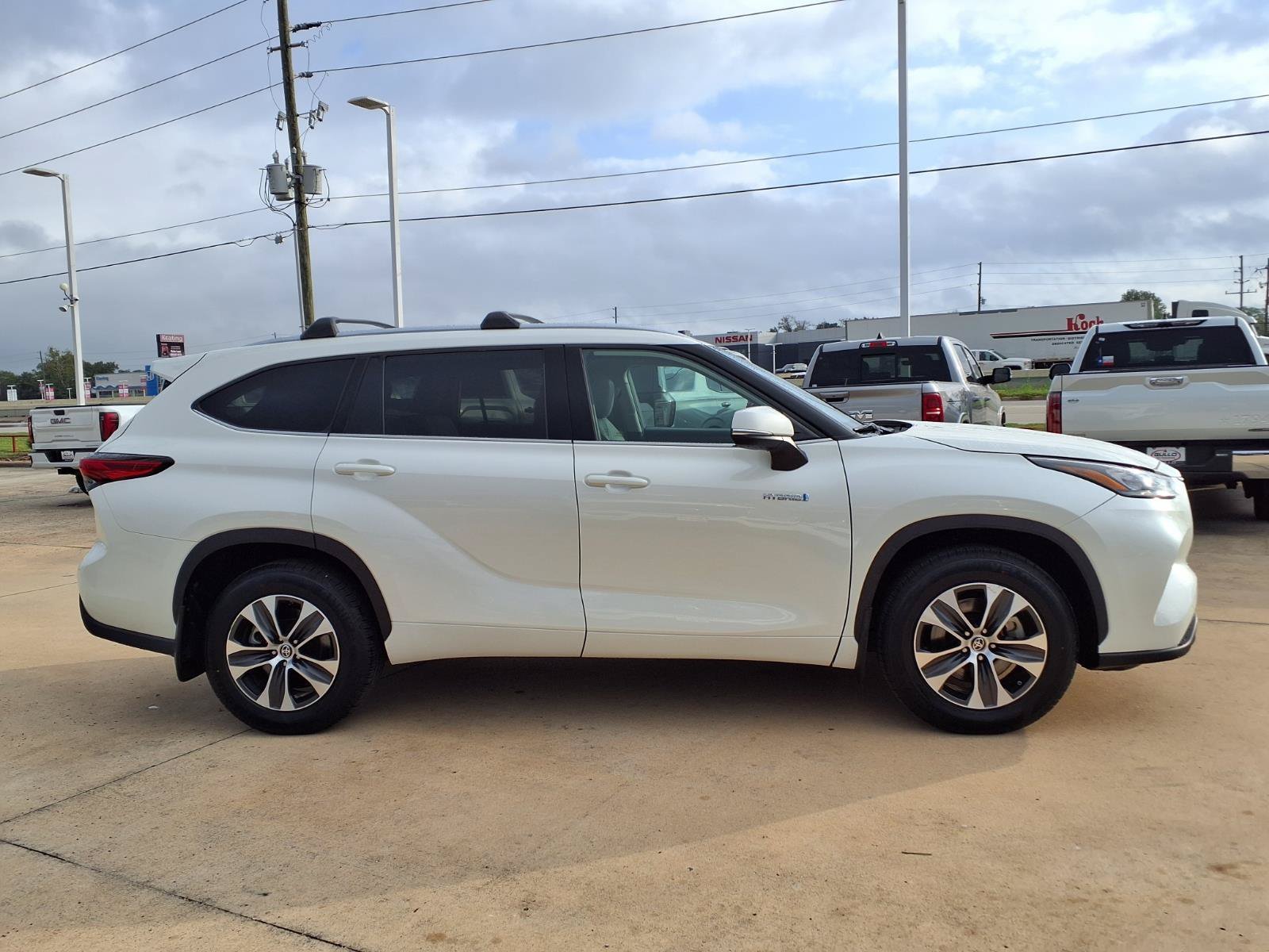 Certified Used 2020 Blizzard Pearl Toyota XLE image 5