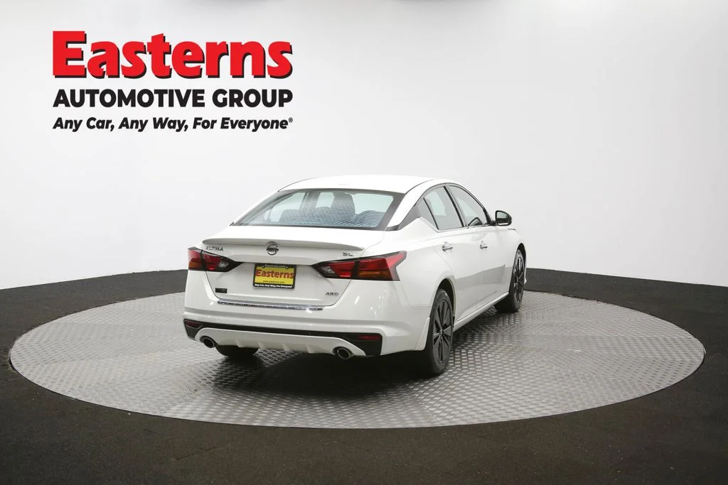 Used 2022 White Nissan 2.5 SL image 39