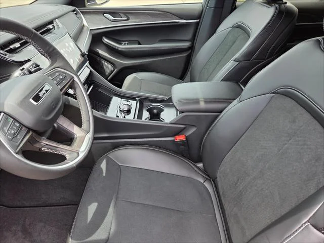 New 2026 Silver Zynith Exterior Paint Jeep Altitude image 21
