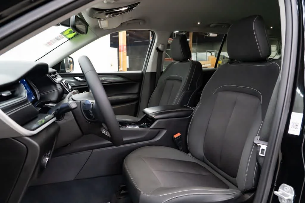 Used 2023 Diamond Black Crystal Pearlcoat Jeep Laredo image 23