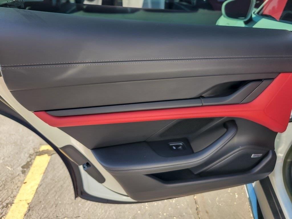 2022 PORSCHE TAYCAN - Image 18