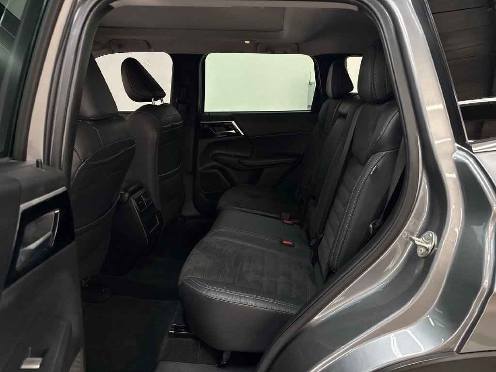 Used 2022 Gray Mitsubishi SE image 16