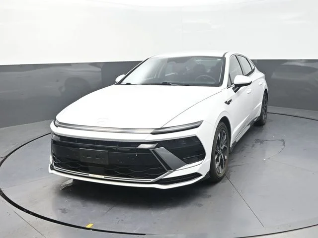 Used 2025 White Hyundai SEL image 2