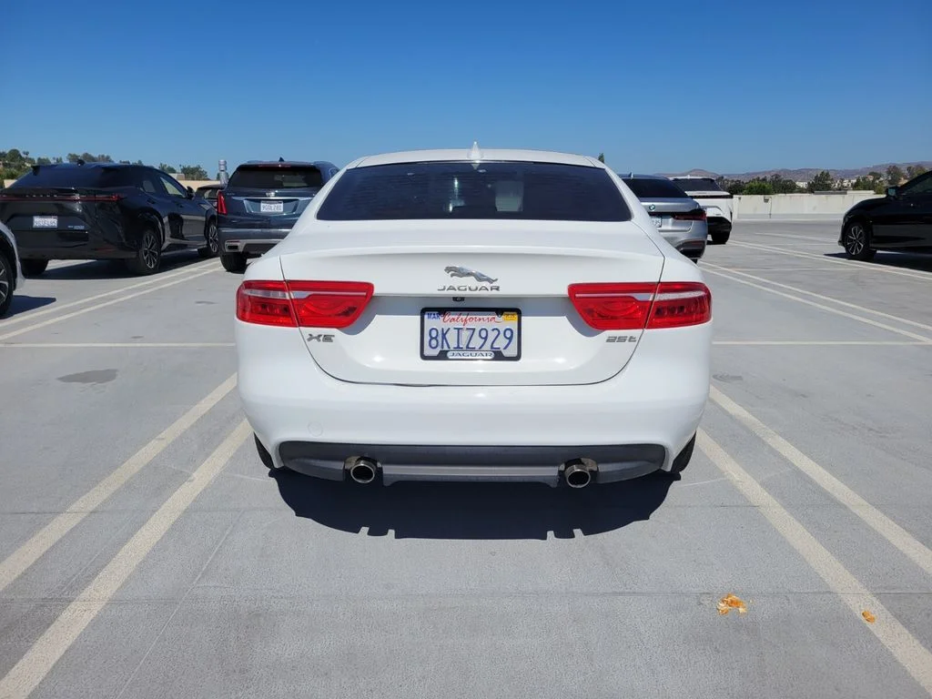 Used 2018 White Jaguar 25t Premium image 3