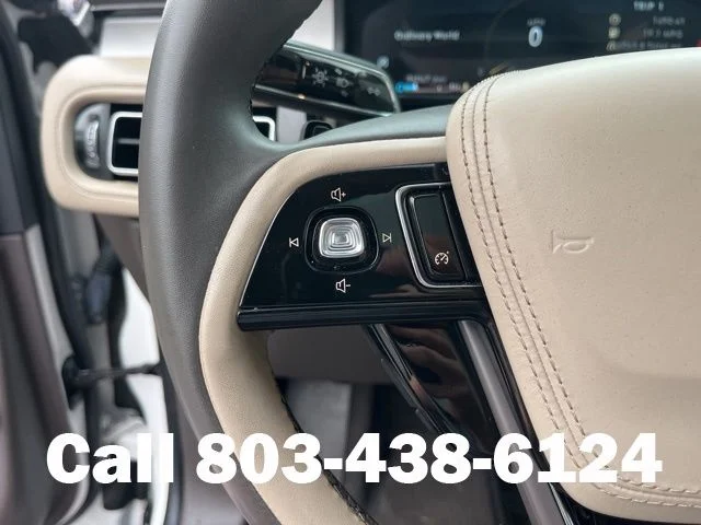 Used 2023 White Metallic Lincoln Standard image 23