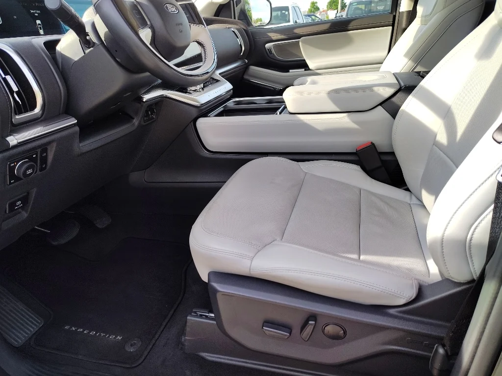 Used 2025 Agate Black Metallic Ford Platinum image 11