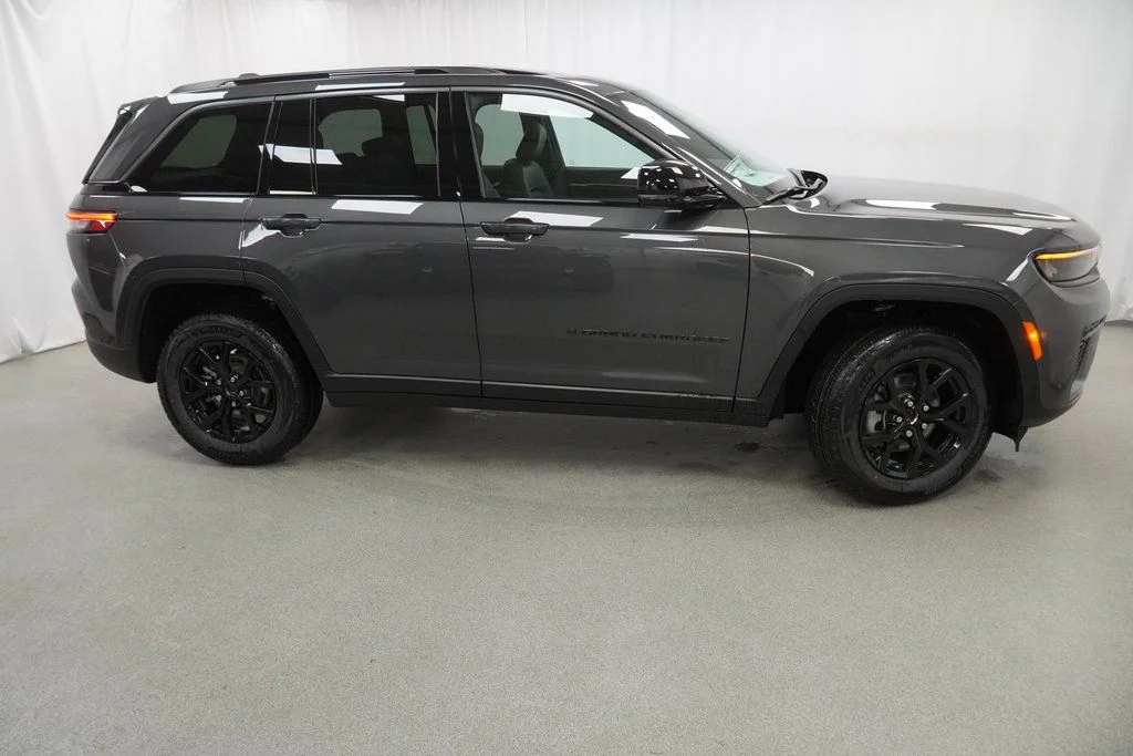 New 2026 Baltic Gray Metallic Clear-Coat Exterior Paint Jeep Altitude image 9