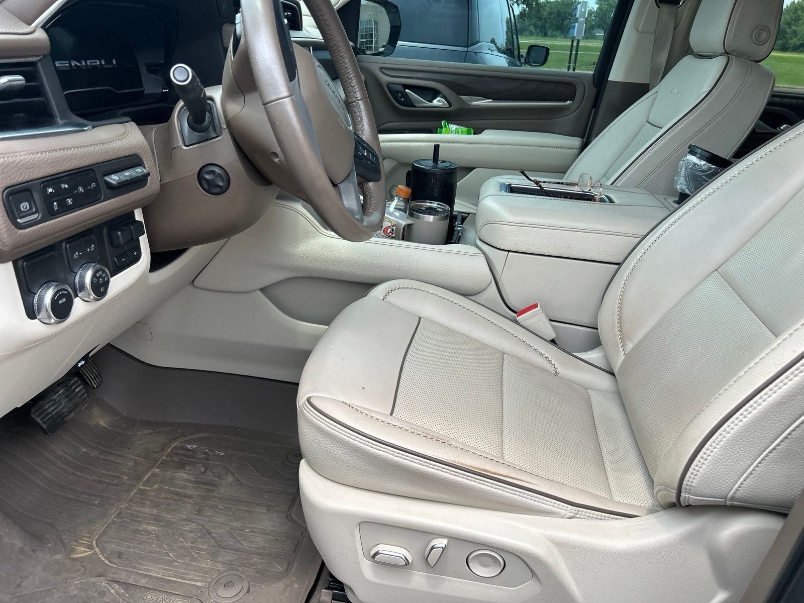Used 2022 White GMC Denali image 21