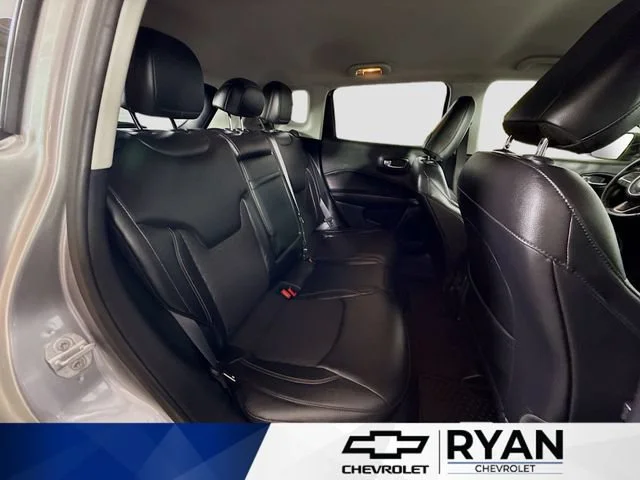 Used 2018 Silver Jeep Latitude image 26
