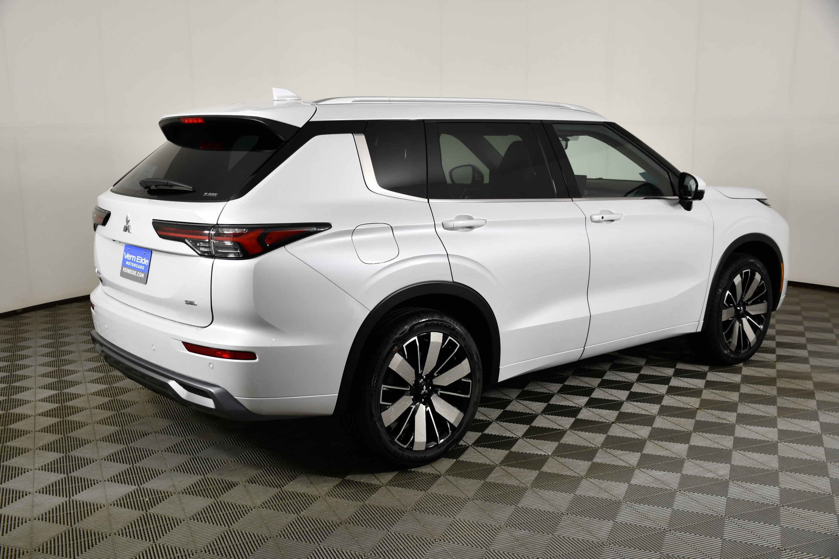 New 2026 White Diamond Mitsubishi SEL image 4