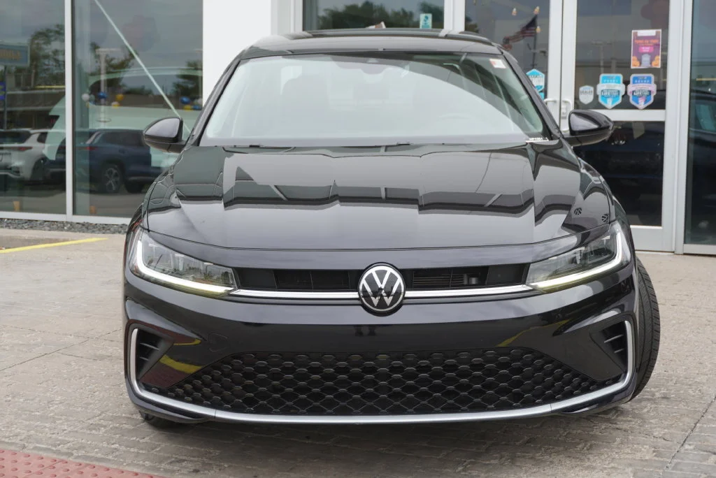 Certified Used 2025 Black Volkswagen 1.5T SE image 9