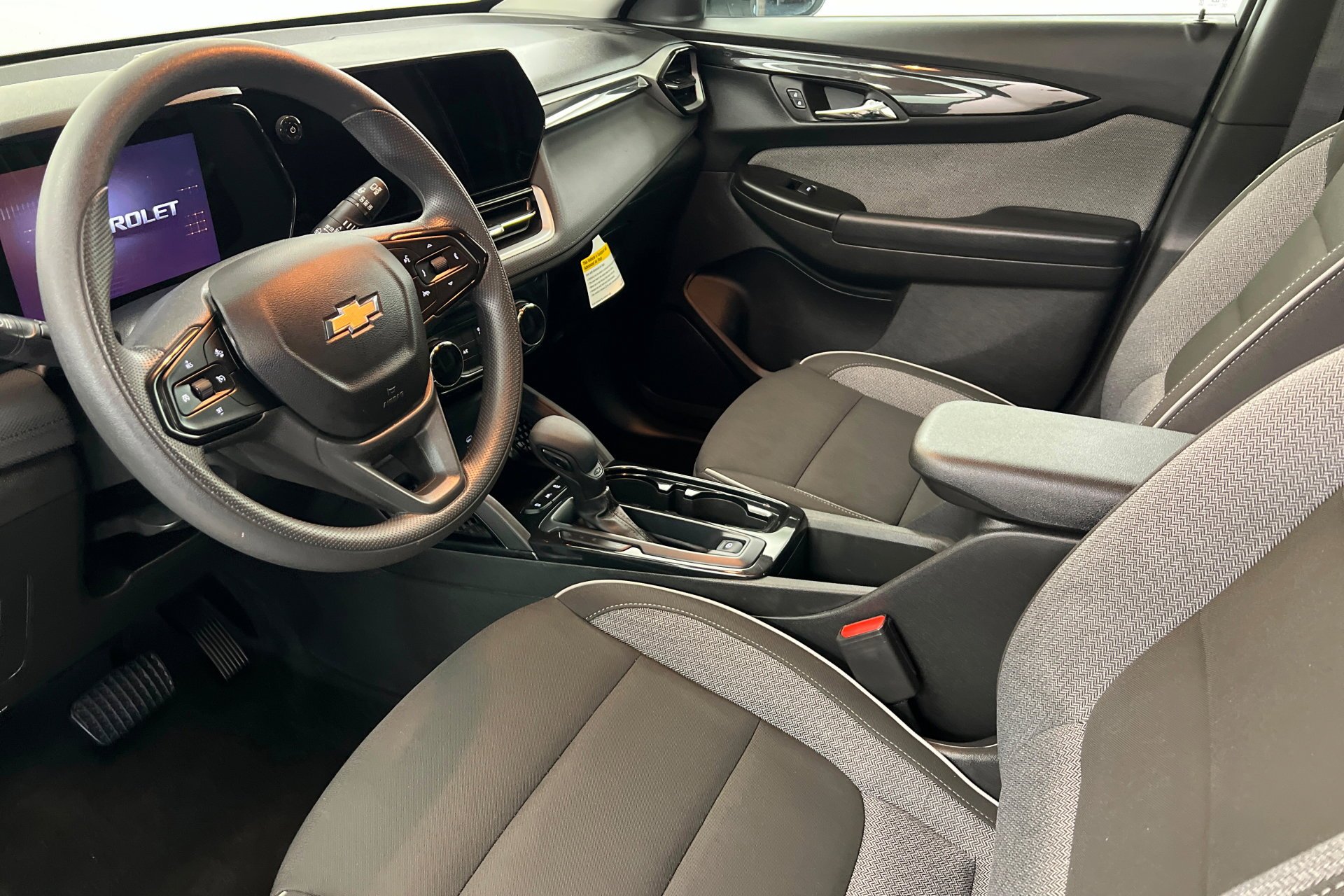 Used 2025 Summit White Chevrolet LT image 16