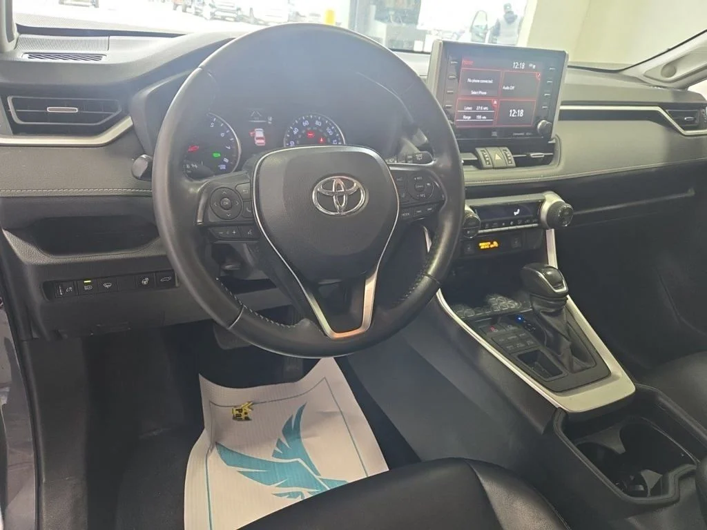 Used 2019 Gray Toyota XLE Premium image 9