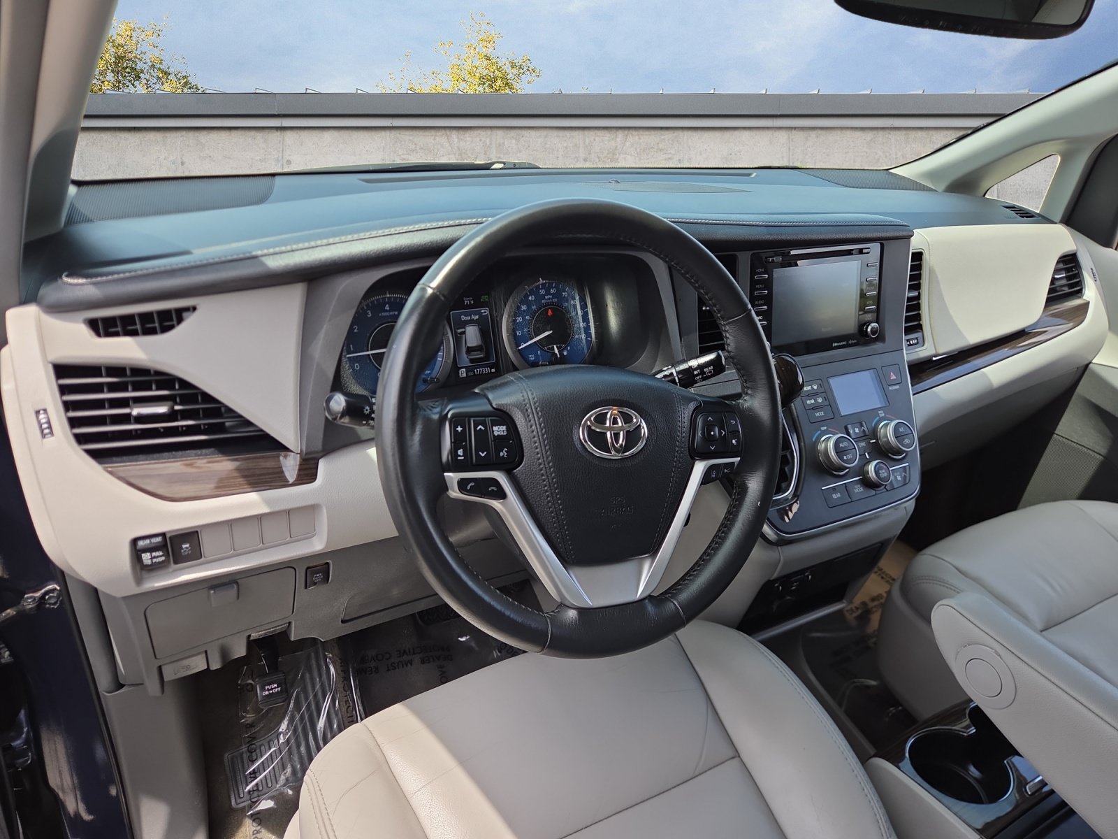 2018 Toyota Sienna XLE - Photo 10