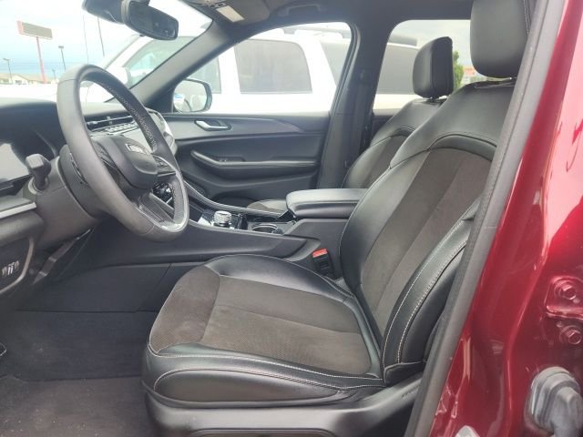 Used 2023 Velvet Jeep Altitude image 2