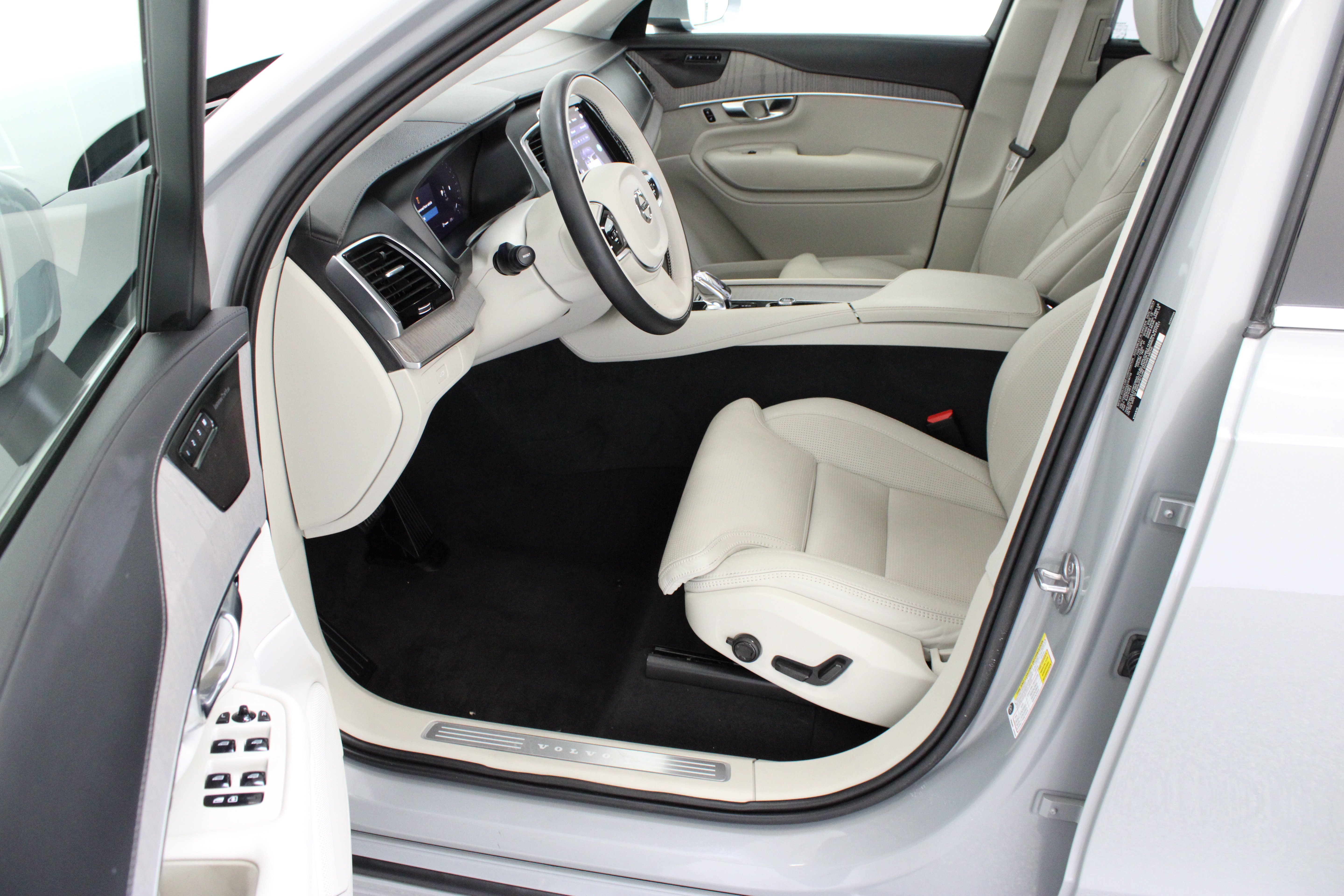 Used 2025 Vapour Grey Metallic Volvo Ultra 2.0T/Electric image 14