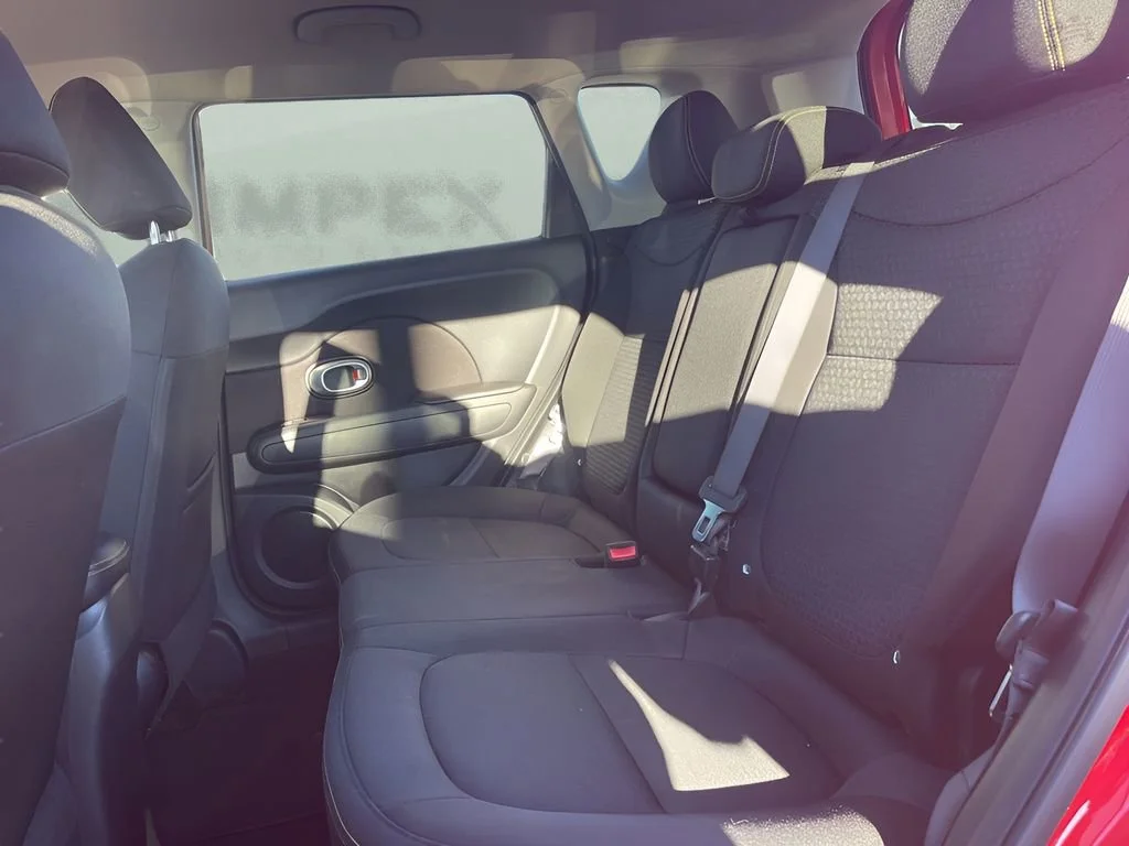 Used 2016  Kia + image 11