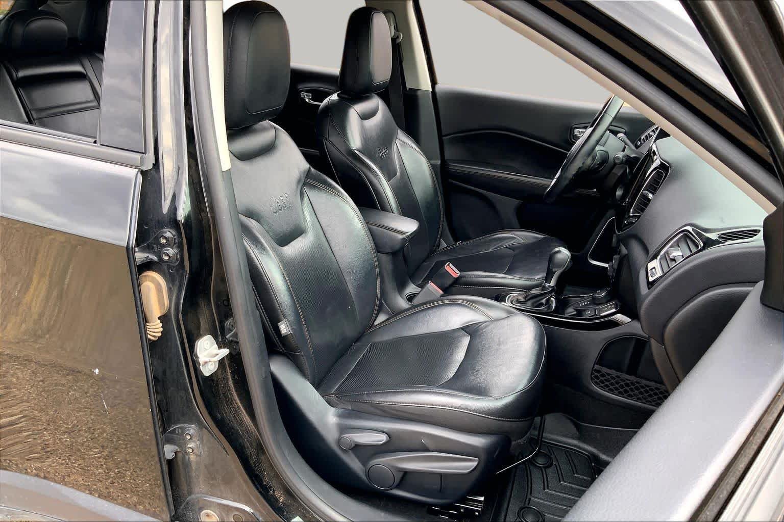 Used 2018 Diamond Black Crystal Pearlcoat Jeep Limited image 8