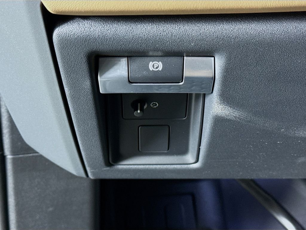 New 2026 Santorini Black Land Rover X-Dynamic SE image 11