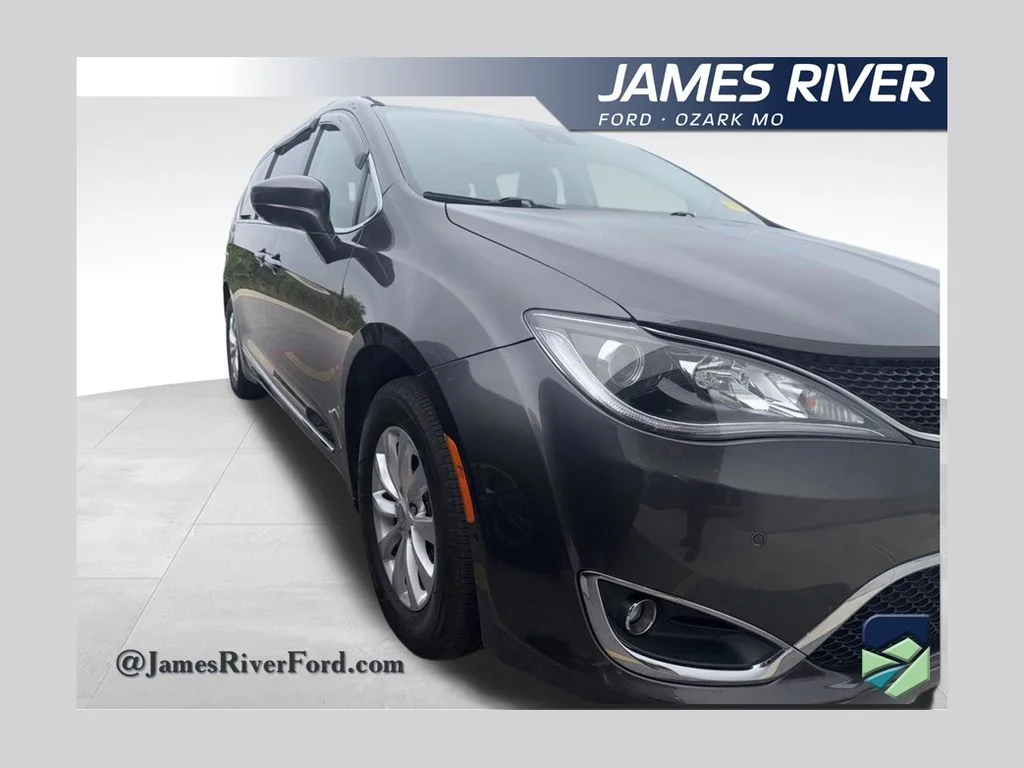 2018 Chrysler Pacifica Touring L's photo