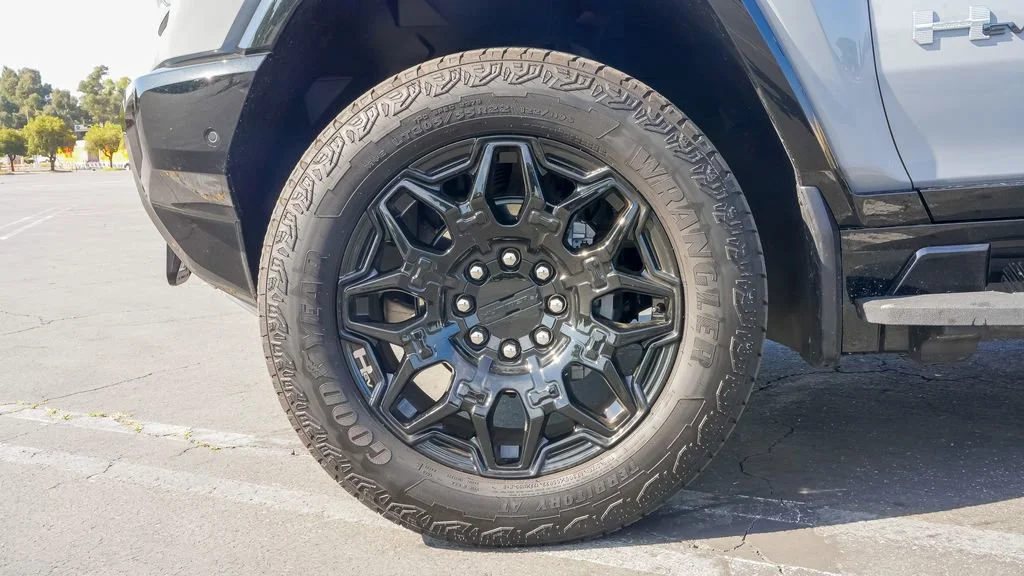 Used 2025 Meteorite Metallic (Grey) GMC 2X image 12