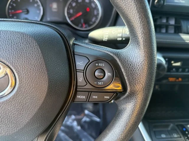 2019 Toyota RAV4 LE - Photo 18