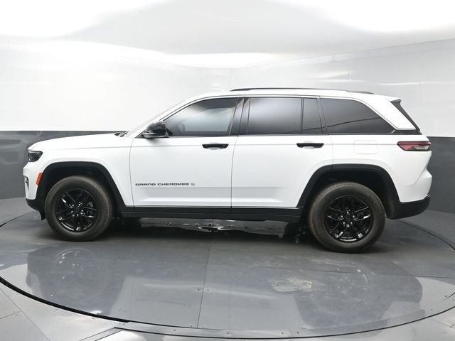 Used 2024 White Jeep Laredo X image 4