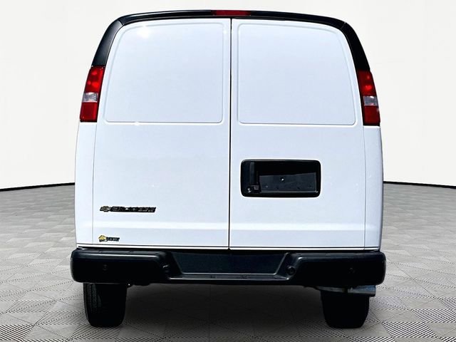New 2026 Summit White Chevrolet WT image 5