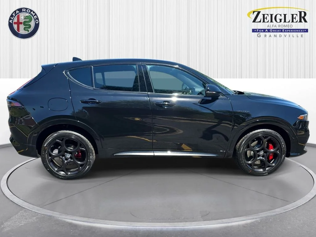 New 2026 Alfa Black Exterior Paint Alfa Romeo Base image 4