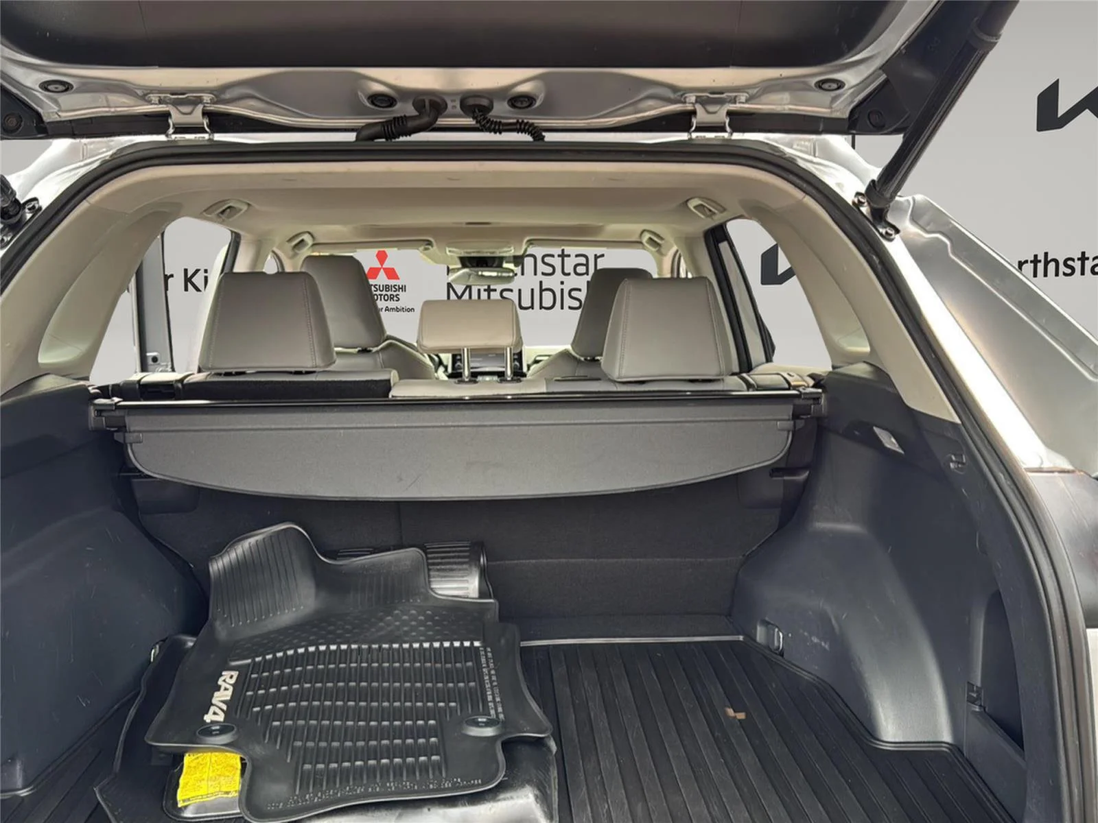 Used 2019 Silver Sky Metallic Toyota XLE Premium image 23