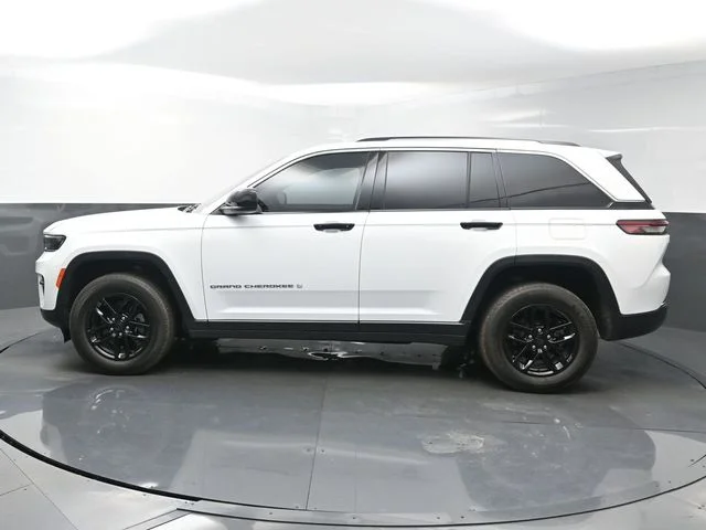 Used 2024 White Jeep Laredo X image 4