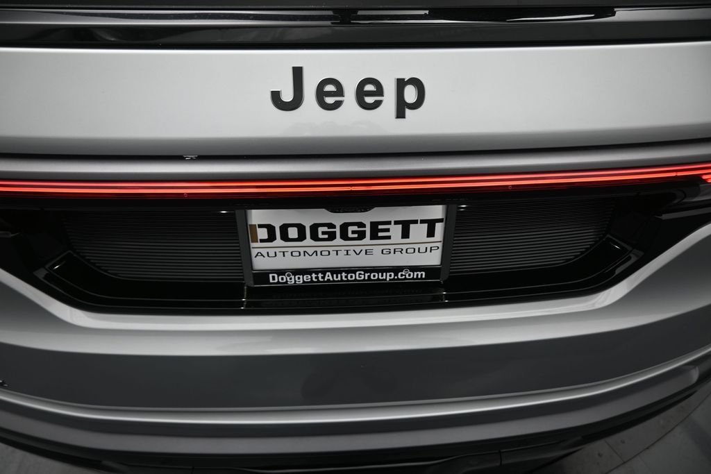 New 2026 Silver-Zynith Exterior Paint Jeep Limited Reserve image 12