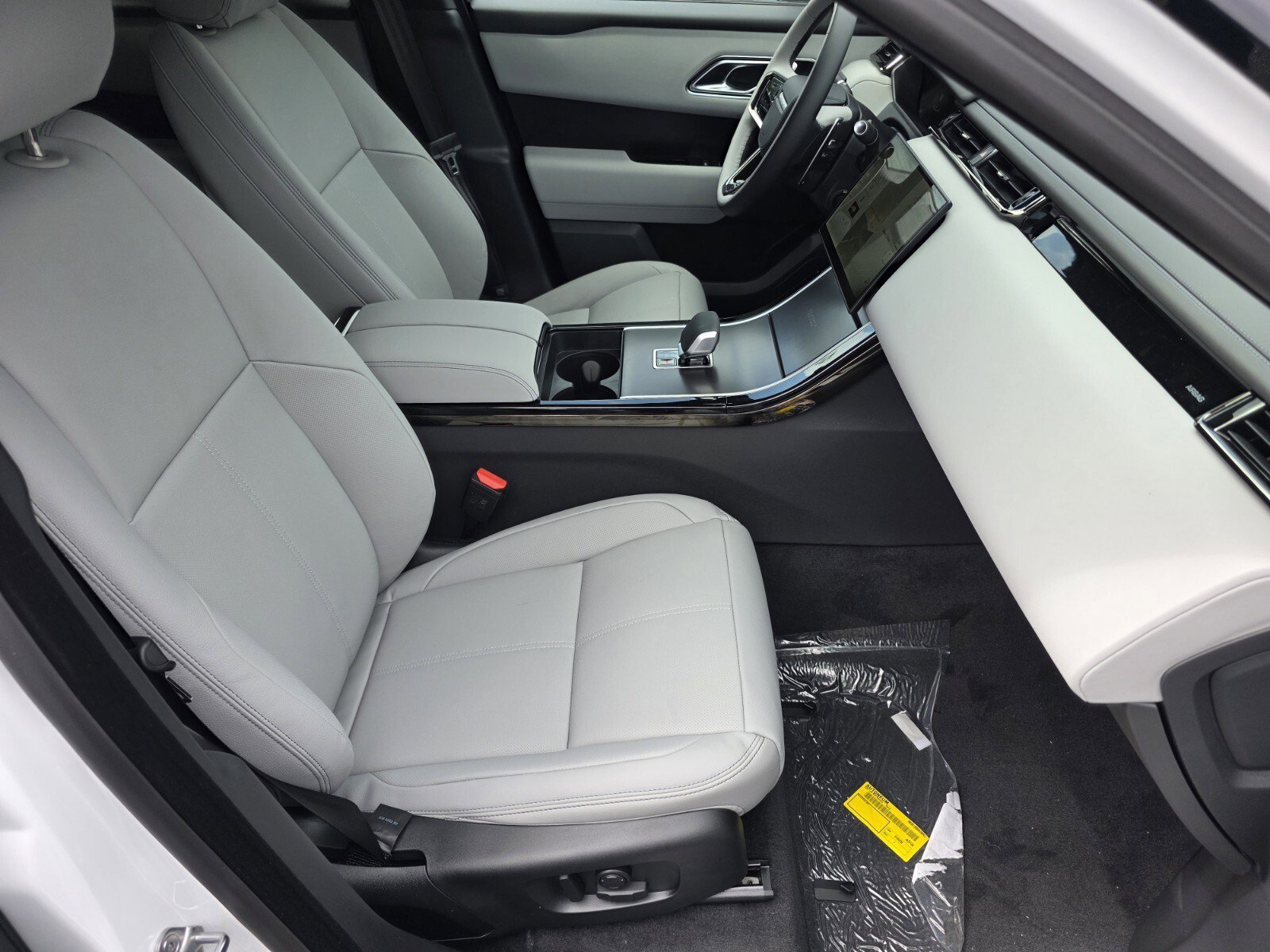 Used 2026 Fuji White Land Rover P250 Belgravia Edition image 3
