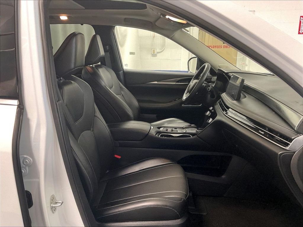 Used 2026 White INFINITI LUXE image 11