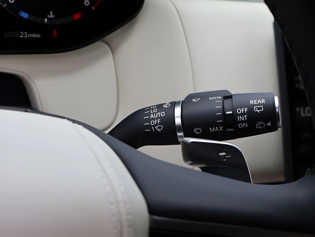New 2026 Ostuni Pearl Wht Prem Met Land Rover Autobiography image 31