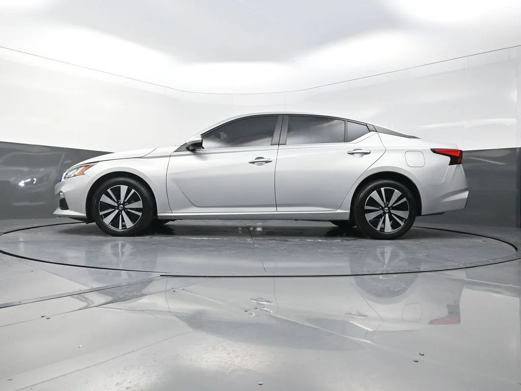 Used 2022 Silver Nissan 2.5 SV image 24