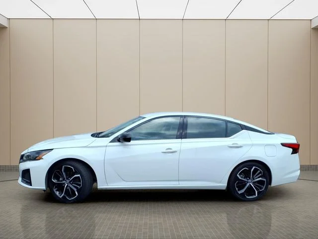 Used 2024 White Nissan 2.5 SR image 10