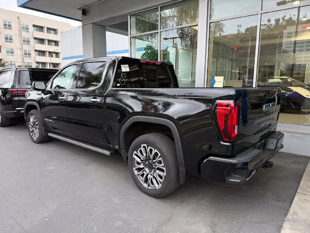 Used 2025 Onyx Black GMC Denali Ultimate image 5
