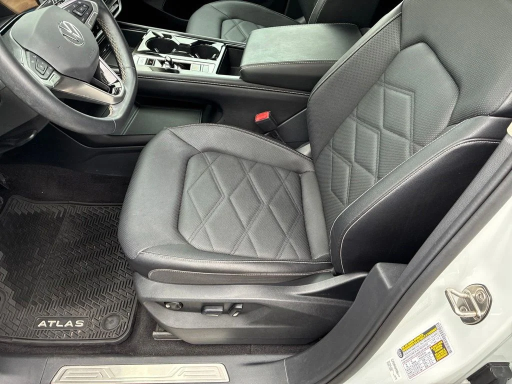 Certified Used 2024  Volkswagen 2.0T SE w/Technology image 12