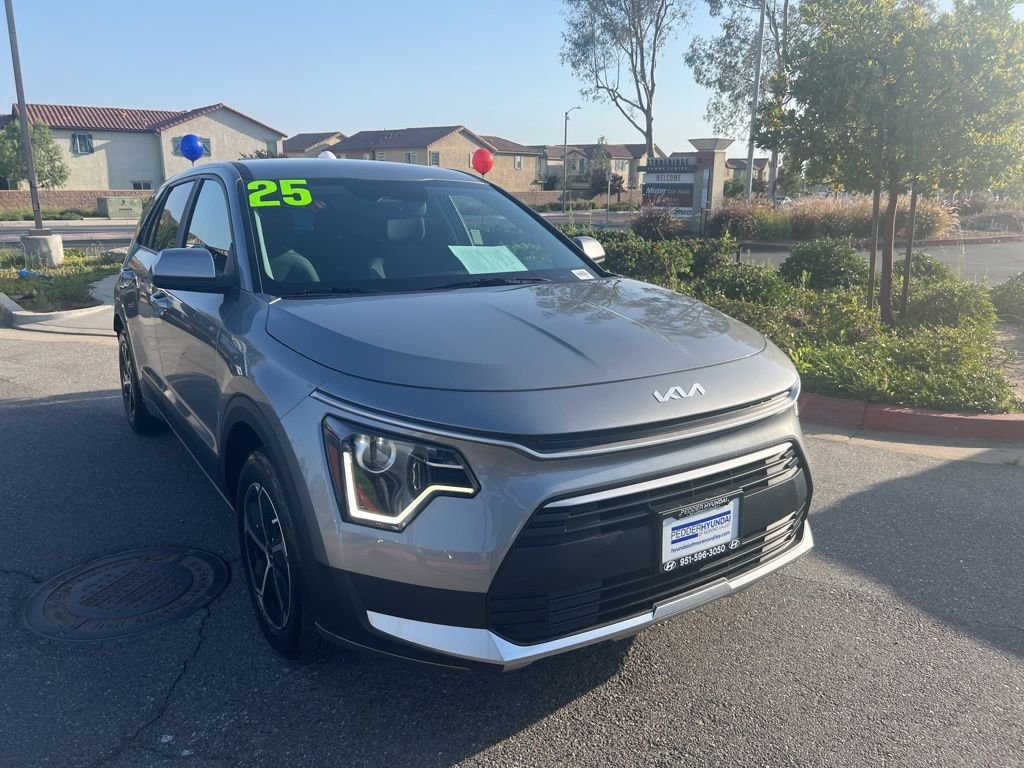2025 Kia Niro LX HEV's photo