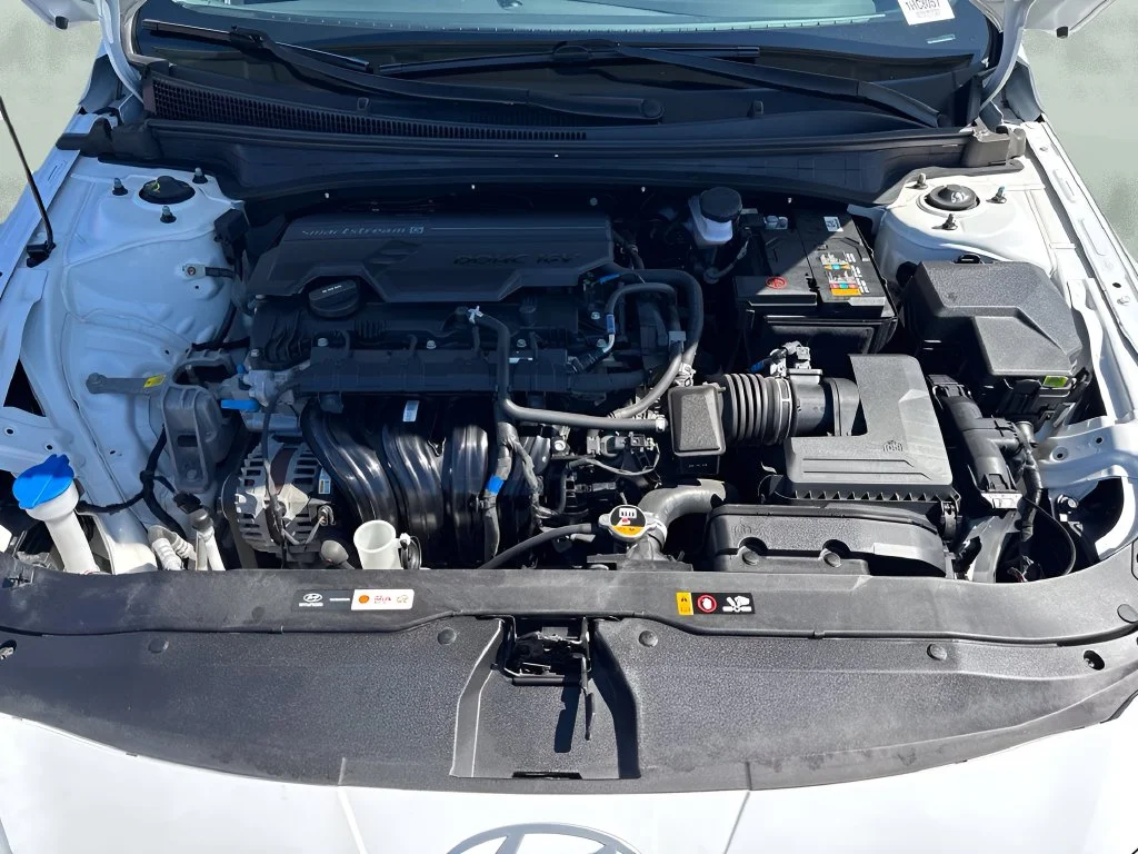 Used 2025 White Hyundai SEL Convenience image 29
