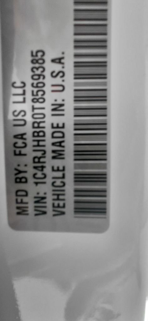 New 2026 Bright White Clear-Coat Exterior Paint Jeep Limited image 27