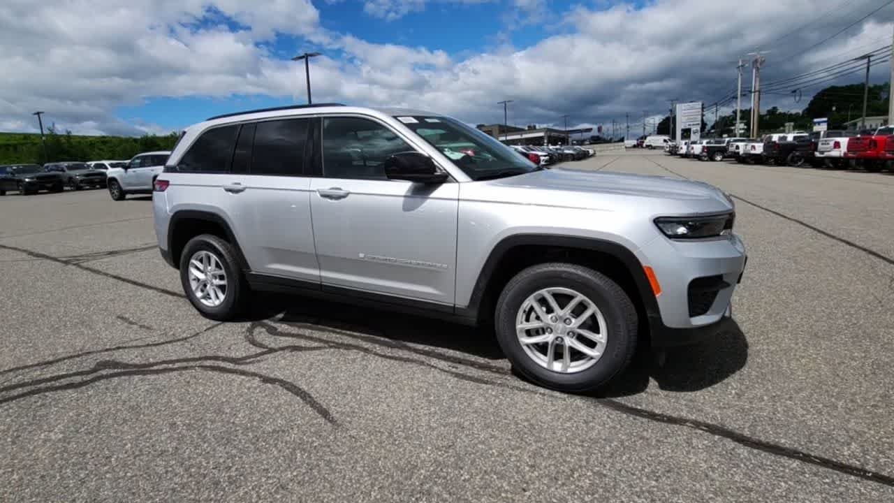 New 2026 Silver Zynith Exterior Paint Jeep Laredo X image 2