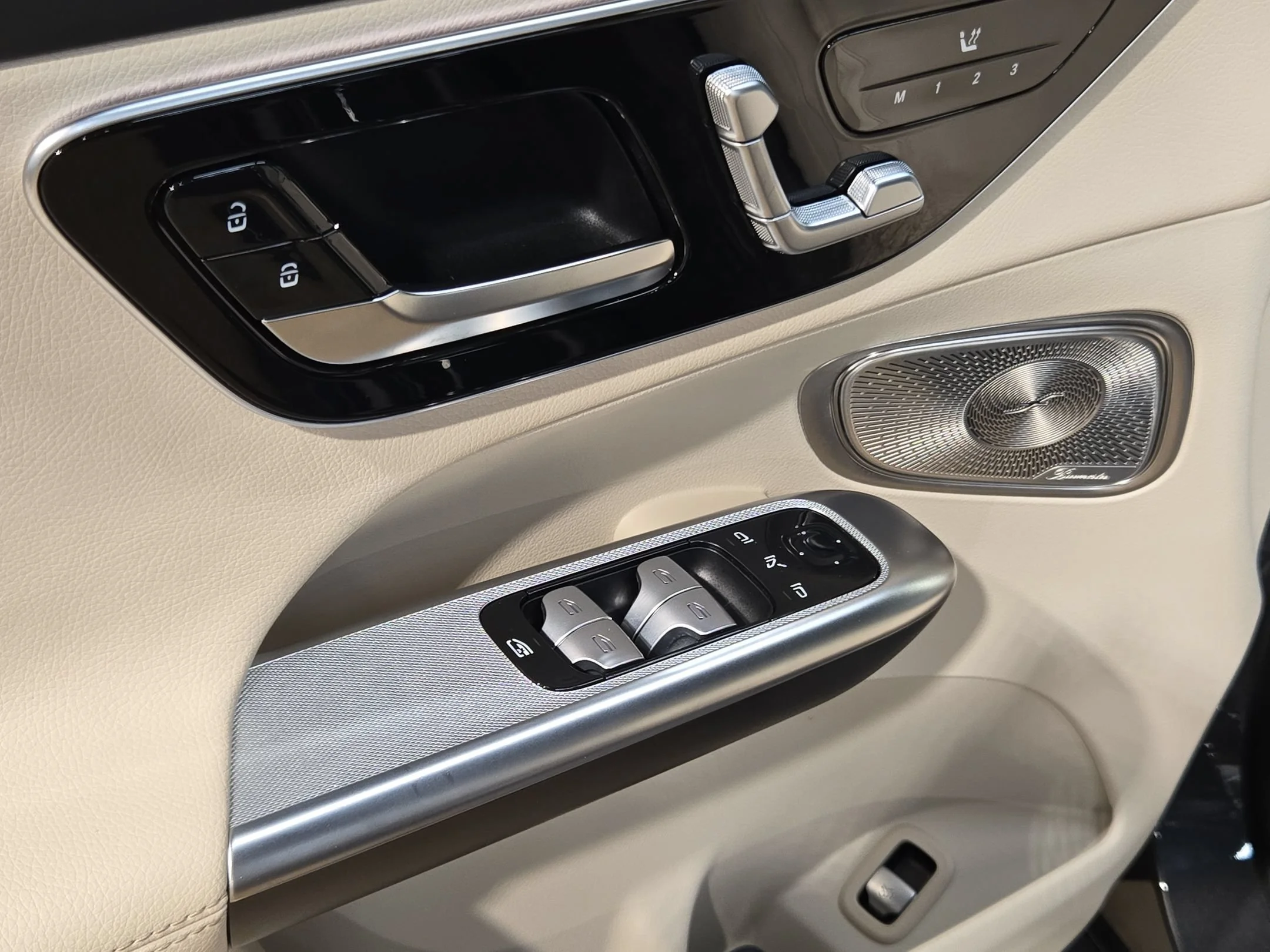 Used 2024 Graphite Grey Metallic Mercedes-Benz GLC 300 image 21