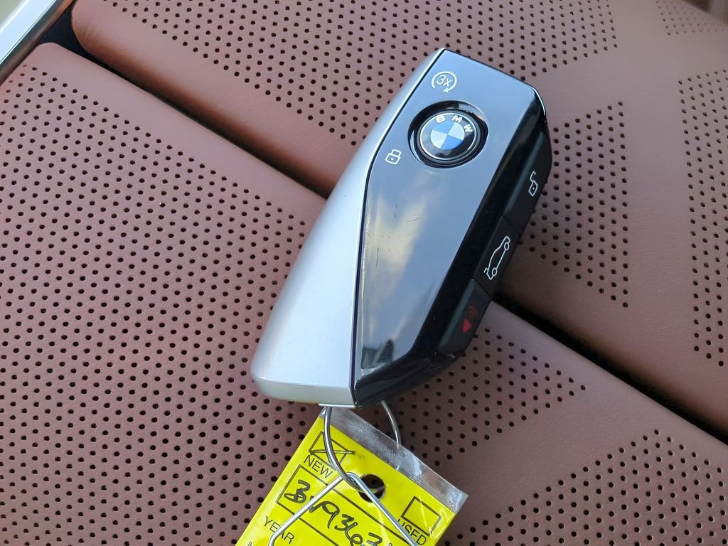 New 2026 Oxide Grey Metallic BMW 750e xDrive image 30